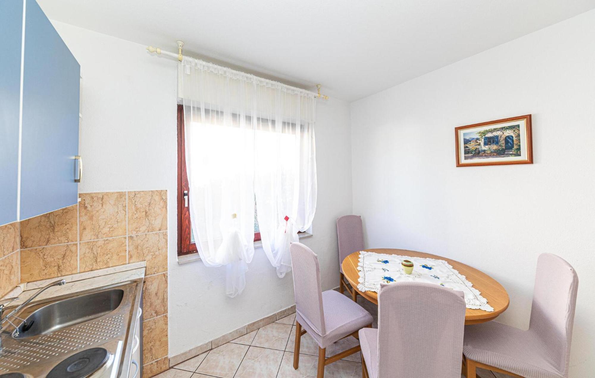 2 Bedroom Cozy Apartment In Kastel Kambelovac Kastela Bagian luar foto